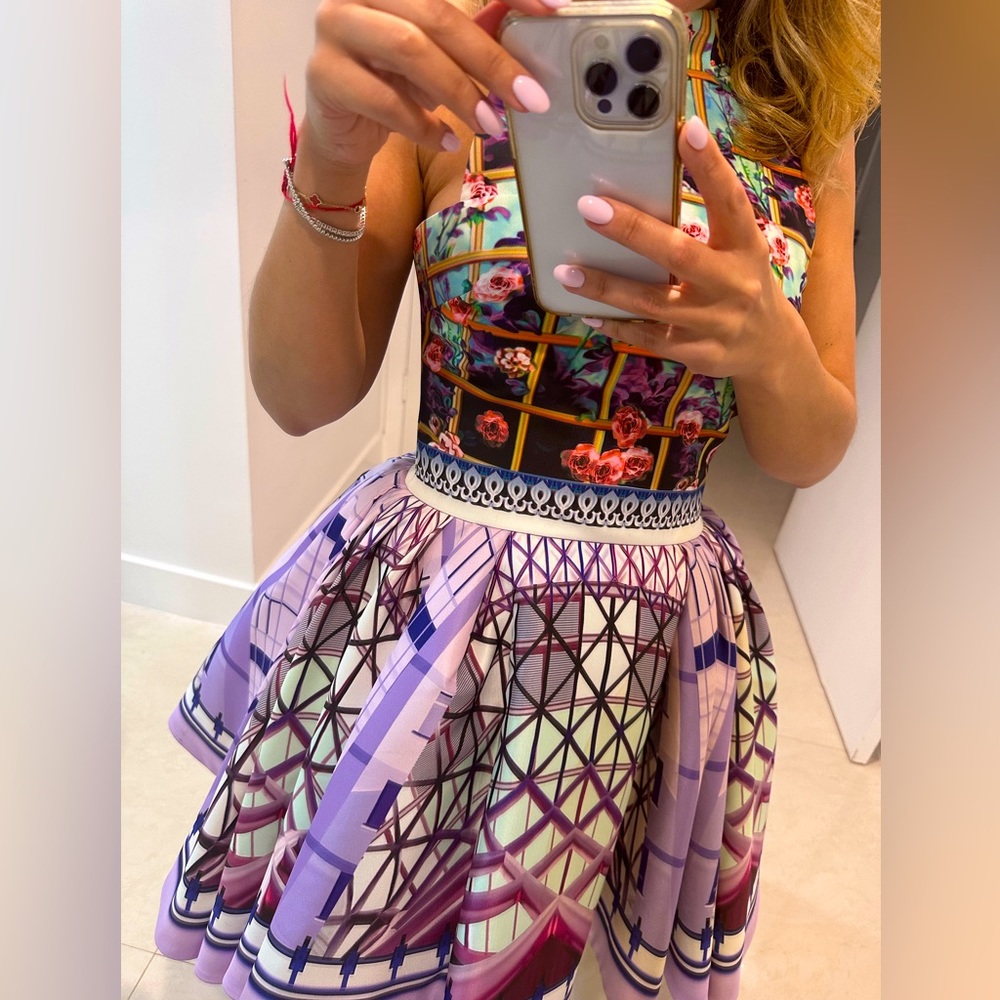 Mary katrantzou size is 6
